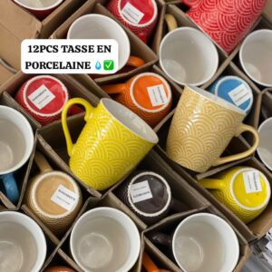 12 PIECES TASSES EN PORCELAINE